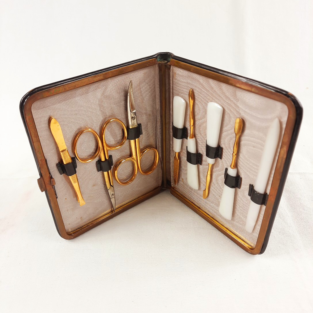 Voir photo 3 de Nécessaire à ongles vintage dans étui cuir noir Nécessaire à ongles vintage dans étui cuir noir Très bon état - Vue 3 -